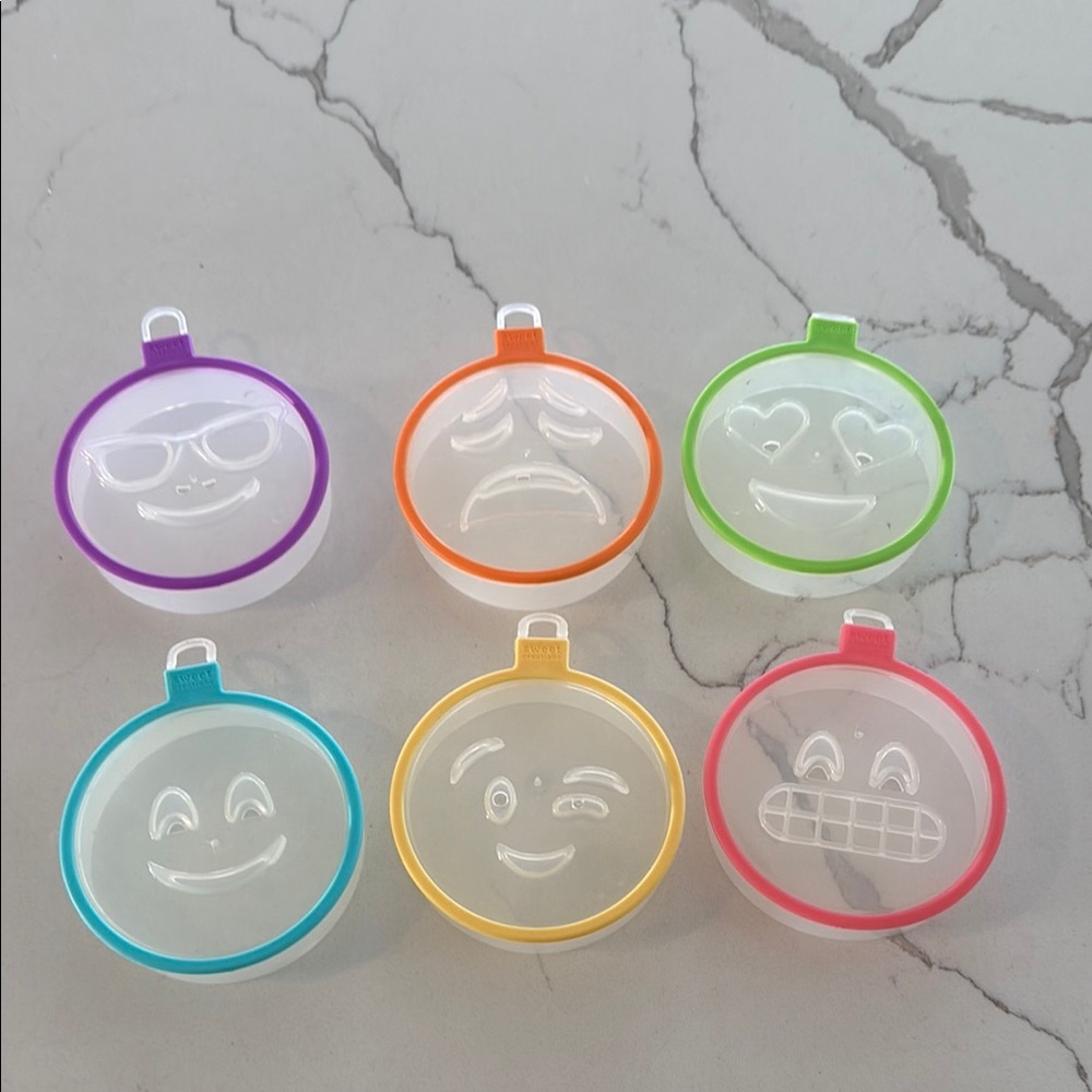 EUC 6 piece emoji cookie cutter set